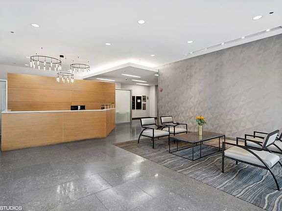 3rd image of 1901 S Calumet Ave #2905