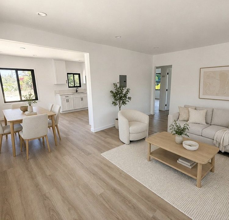 1st image of 7224 Hazeltine Ave #6