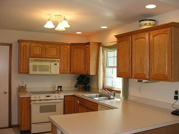 Large Kitchen, appliances stay