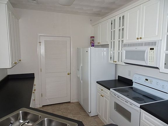 5th image of 2861 Rose Garden Way