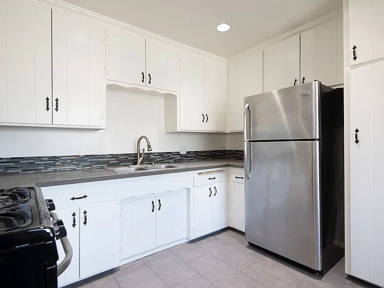 Talmadge Pacific Apartments — Photo 20