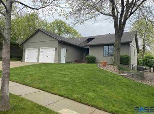 1216 S Dunham Cir, Sioux Falls, SD 57106