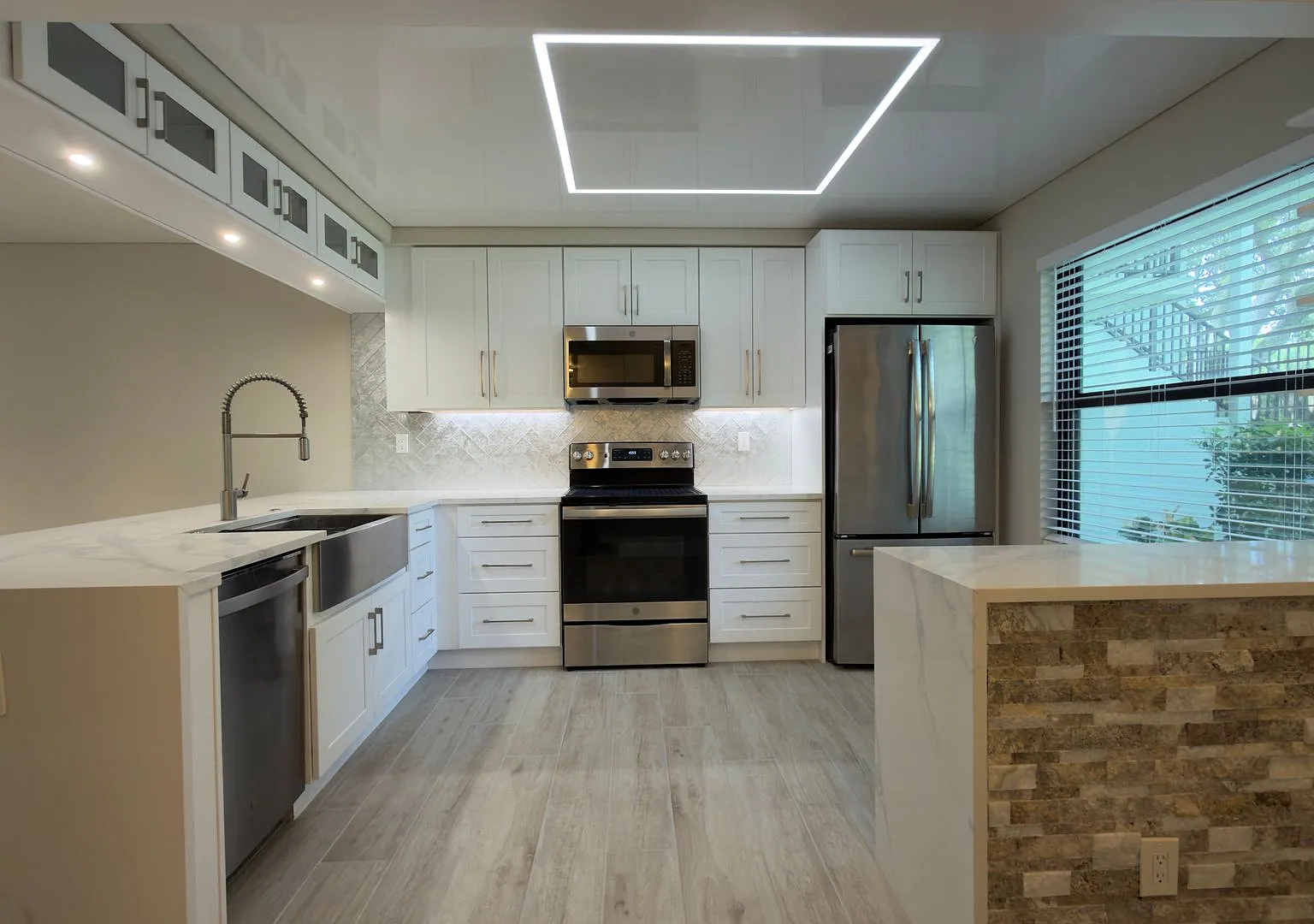 Modern 2-Bedroom First-Floor Residence with Peaceful Lake Views — Photo 4