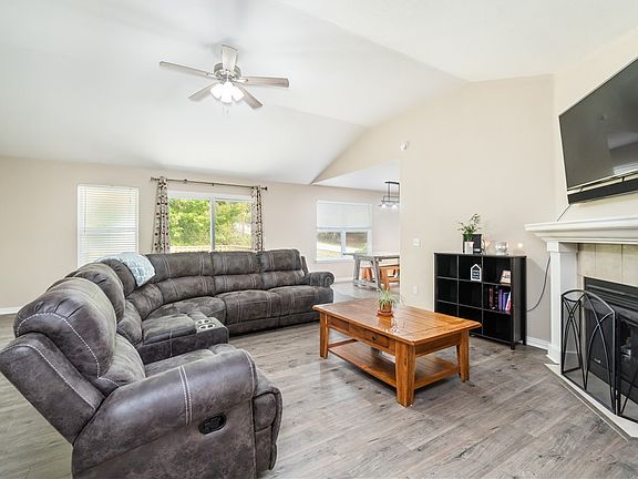 2nd image of 2 Heywood Ln