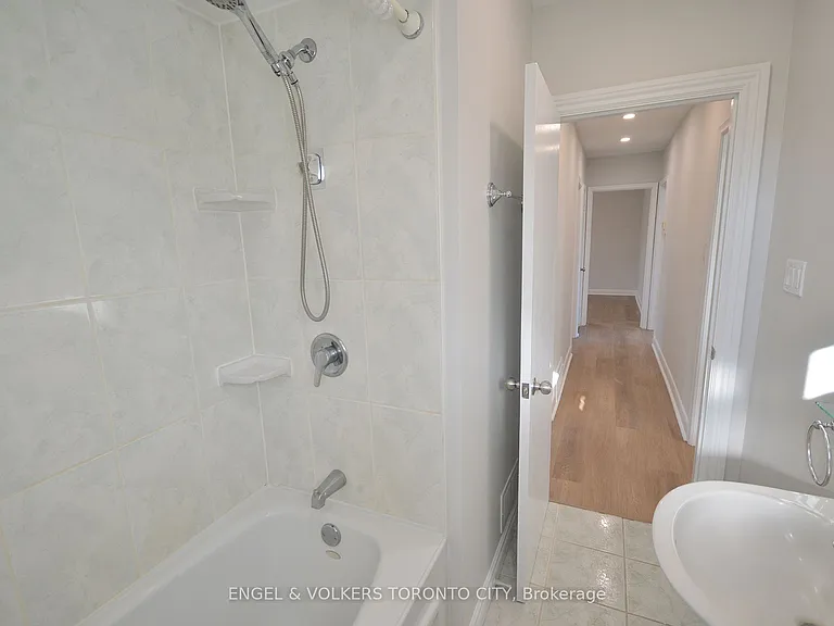 139 Queen St #MAIN FLOOR — Photo 18
