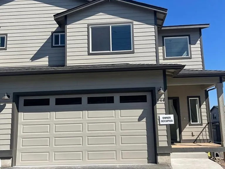 944 NE Paula Dr — Photo 1