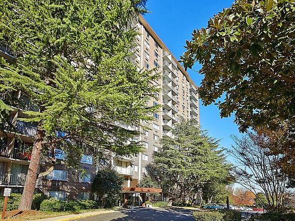 4th image of 2059 Huntington Ave APT 1005