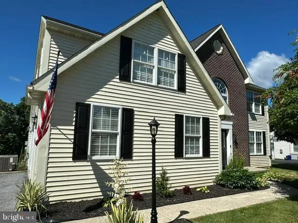 604 Farmingdale Dr, Douglassville, PA 19518