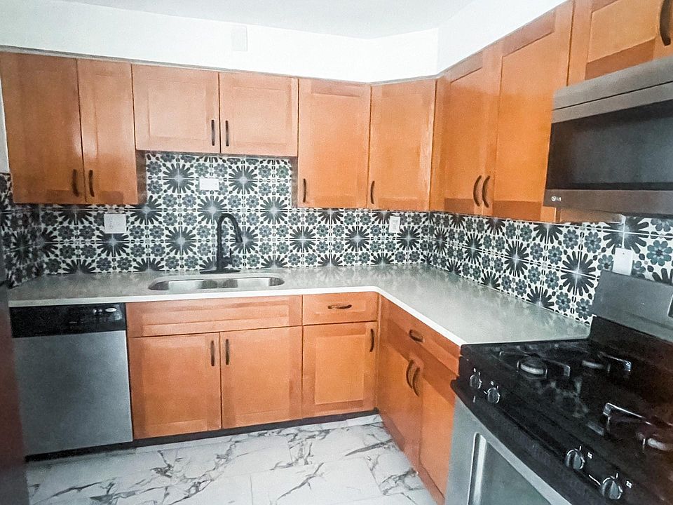1st image of 7055 Hampton Ave #105