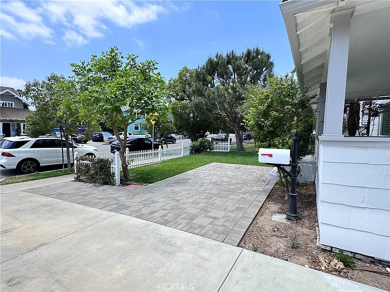 2716 S La Salle Ave — Photo 4