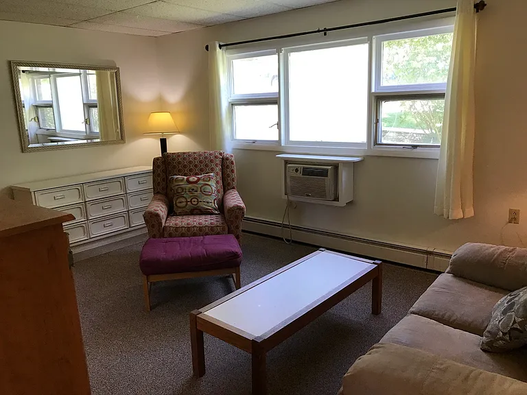 220 N Quarry St — Photo 3