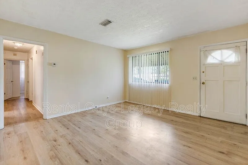 4 bed, 2.0 bath, 1592 sqft, $1,760 — Photo 3