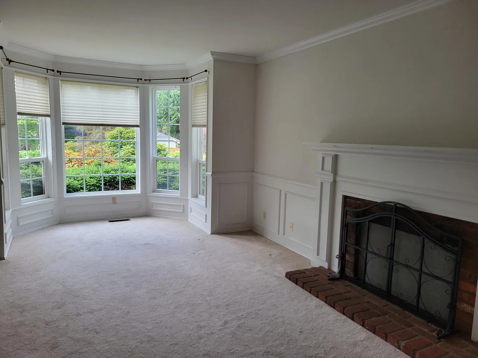 4 bed, 2.5 bath, 2400 sqft, $4,300 — Photo 2