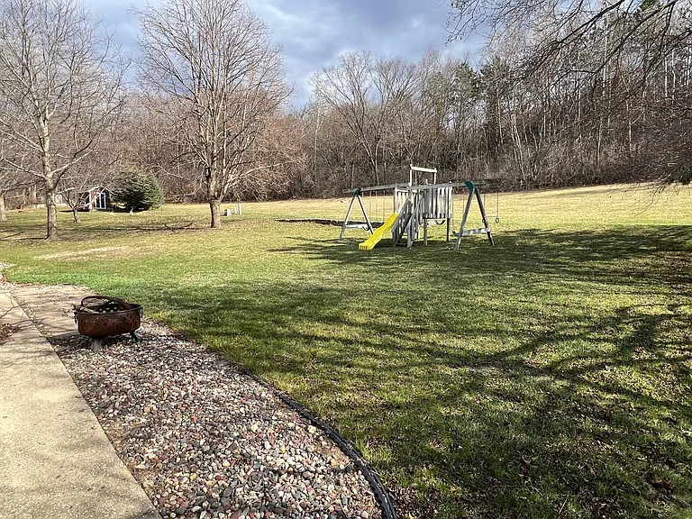 607 James St NE — Photo 22