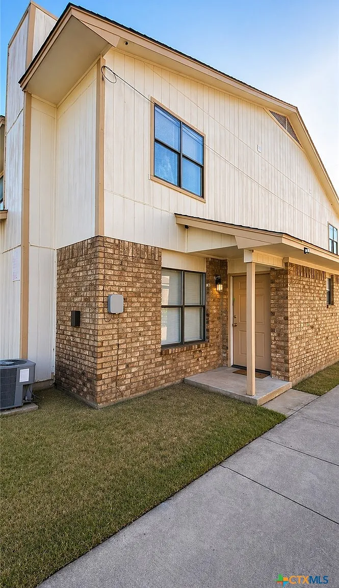 2 bed, 1.5 bath, 1000 sqft, $900 — Photo 1