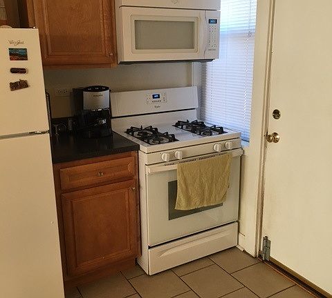 5th image of 938 W Oakdale Ave APT 1S
