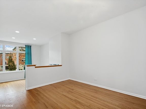 4th image of 1478 S Prairie Ave Unit J