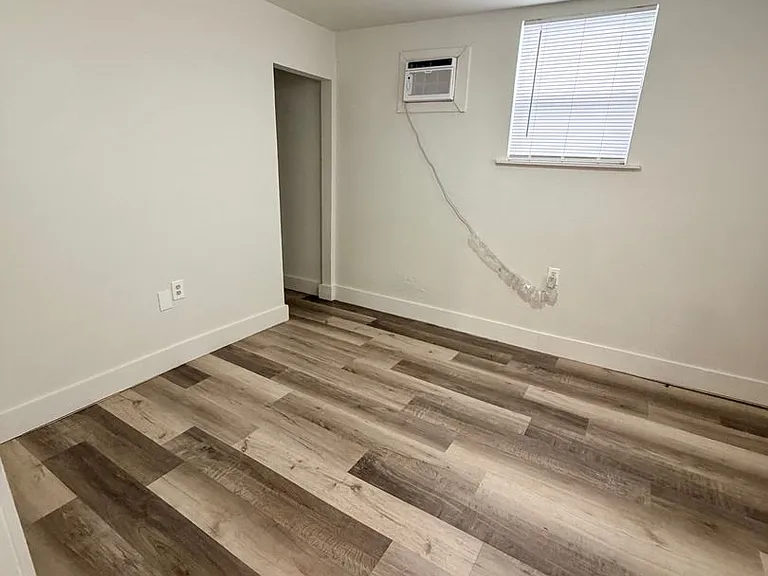 1121 Essex St — Photo 1