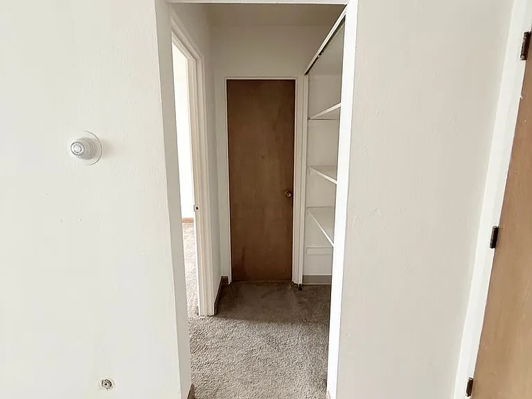 MAY RENT FREE - Sign on this Studio today! — Photo 18
