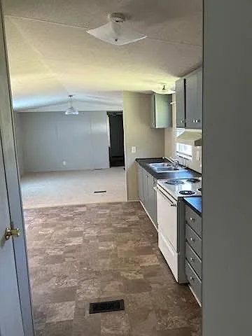 3 bed, $1,000 — Photo 2
