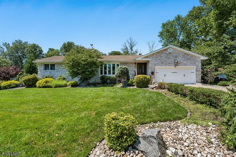 1st image of 196 Hawthorne Dr