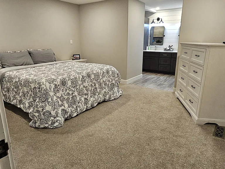 Primary bedroom w/balcony