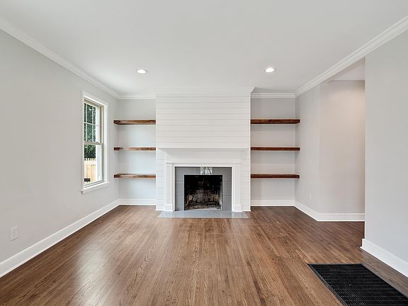 4th image of 3625 Charleswood Ave