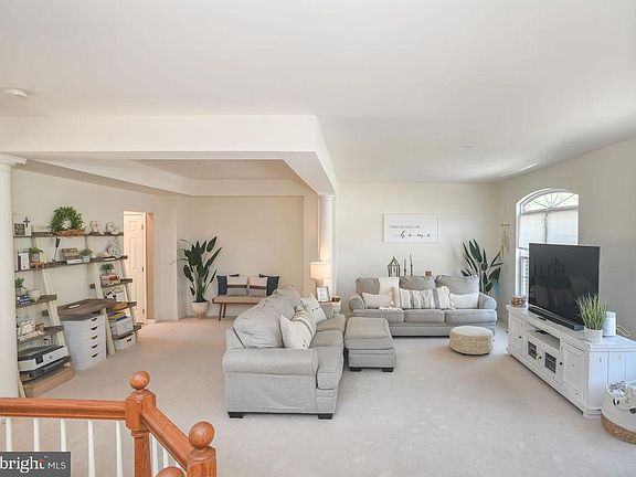 3rd image of 102 Persimmon Pl