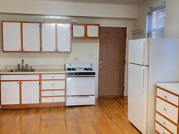 4th image of 1037 N Wood St #3F