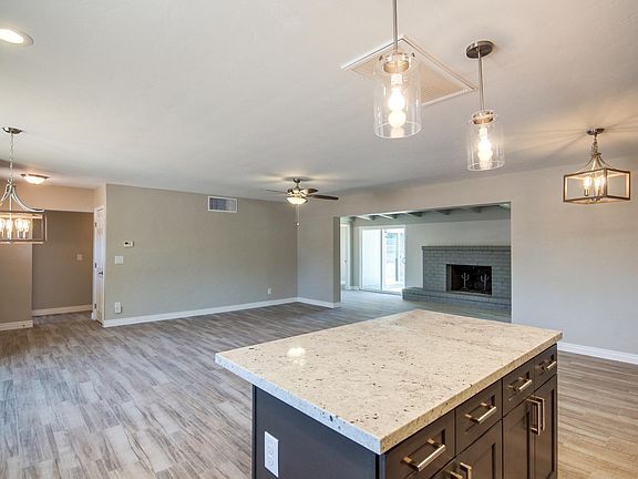 5th image of 2819 E Geneva Pl
