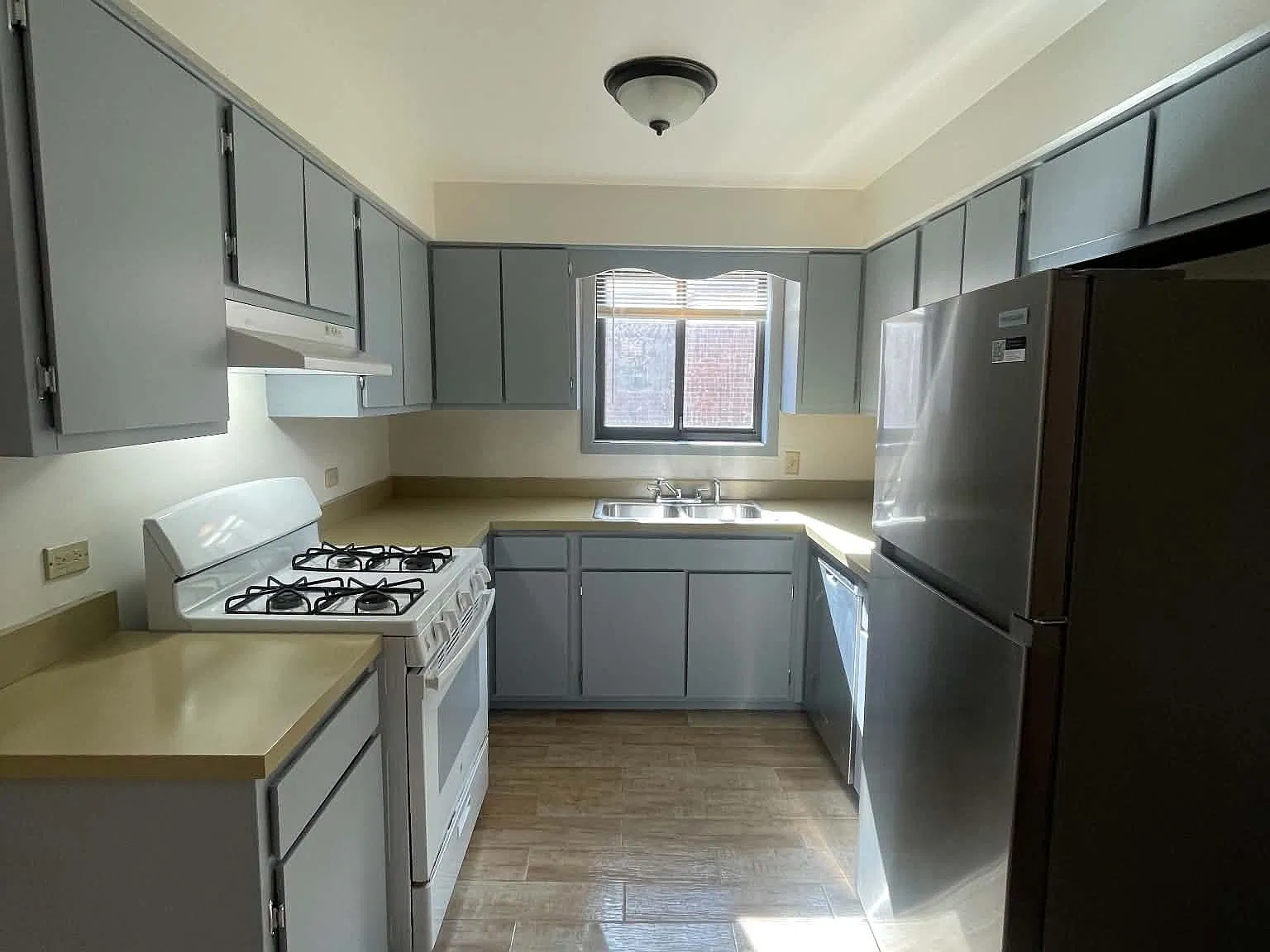 2 bed, 1000 sqft, $1,700 — Photo 2