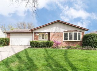 15 Devonshire Cir, Elgin, IL 60123