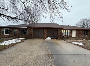 909 Carlisle Dr, Rochelle, IL 61068