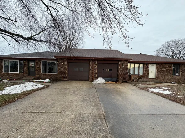 909 Carlisle Dr, Rochelle, IL 61068