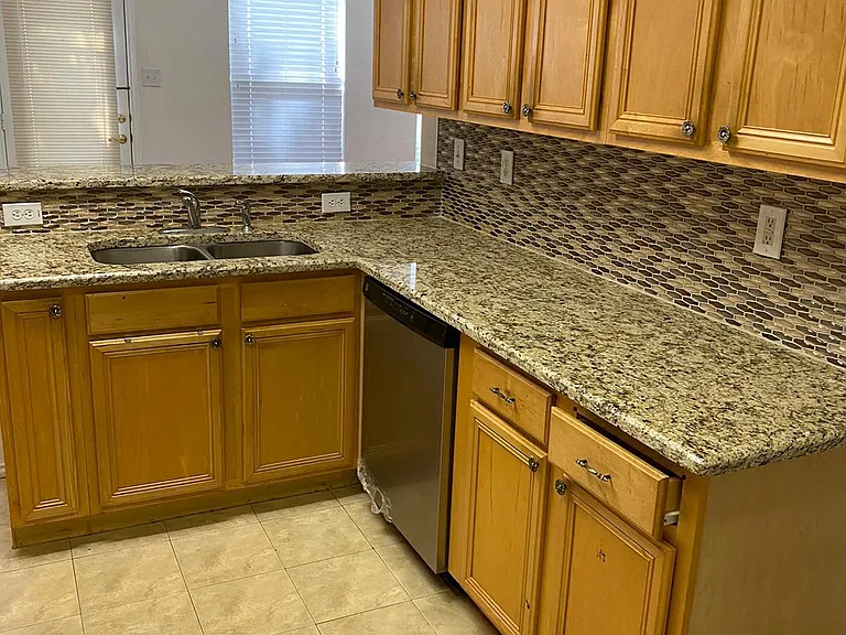 Upgraded kitchen with backsplash & granite countertops