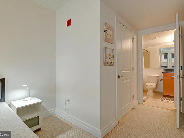915 E St NW #1001 — Photo 17