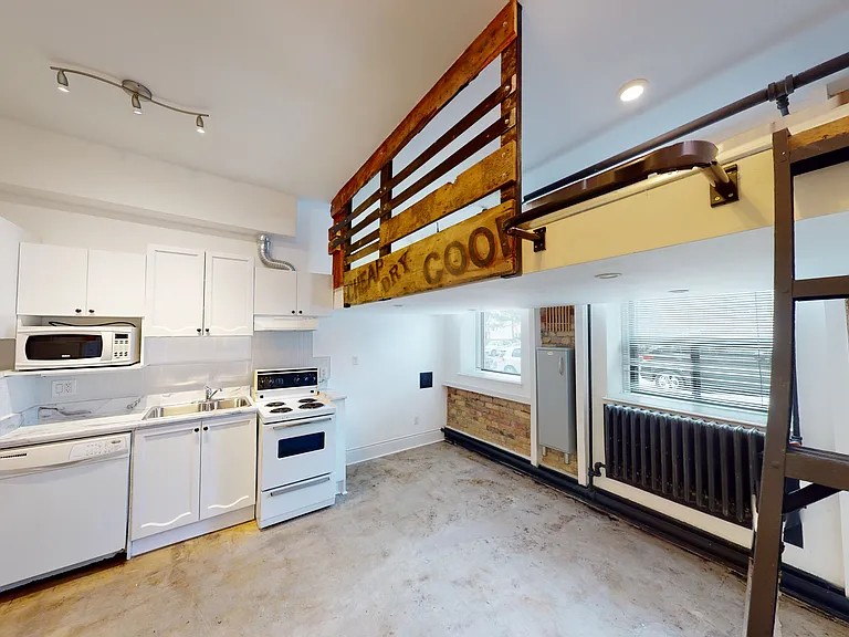 1152 Gerrard St E — Photo 17
