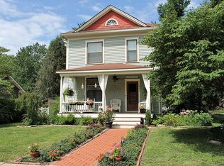 911 8th St, Baldwin City, KS 66006