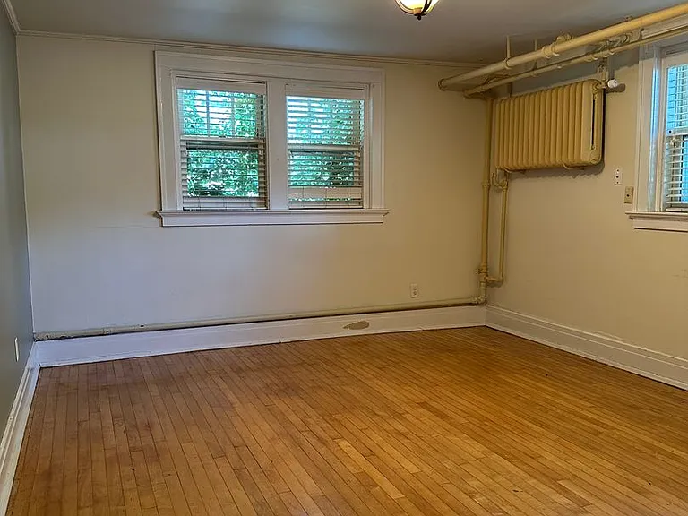 1041 College St N — Photo 2