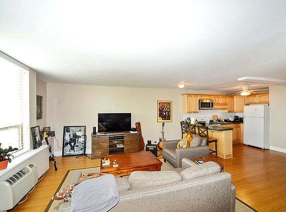 4th image of 1455 N Sandburg Ter APT 2107B