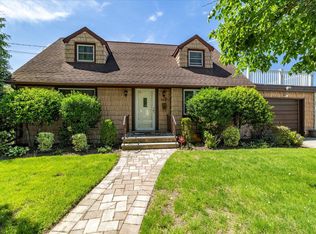 240 N Cottage St, Valley Stream, NY 11580