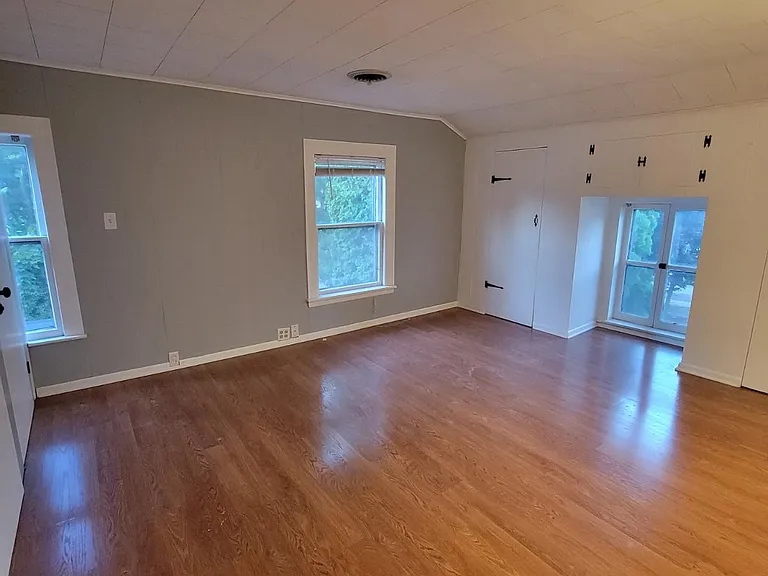 437 E Doty Ave — Photo 26