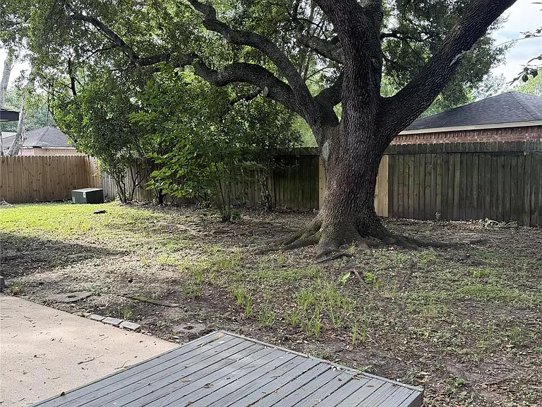 1211 Twining Oaks Ln N — Photo 19