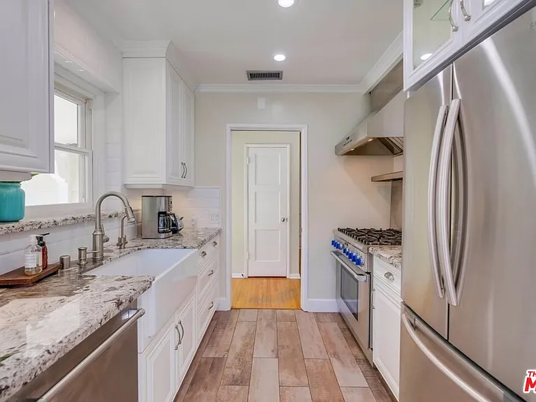 21447 Providencia St — Photo 35