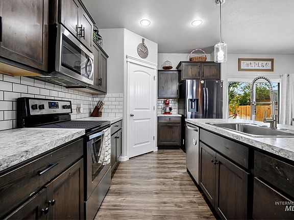 5th image of 375 Joellen Dr