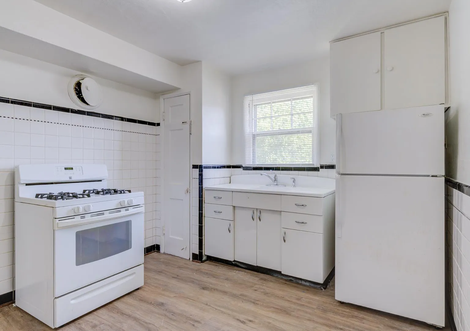 7150 Manette Dr — Photo 2