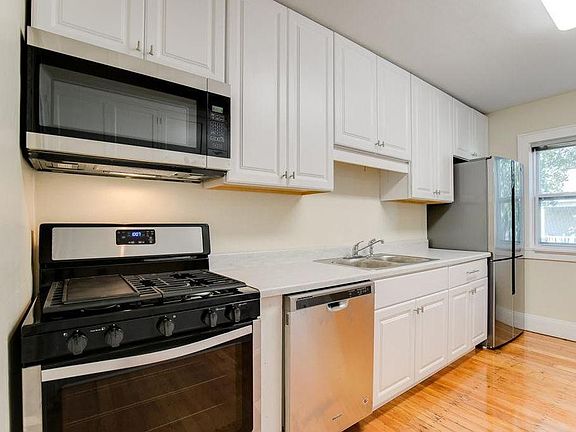 3rd image of 135 Annapolis St E