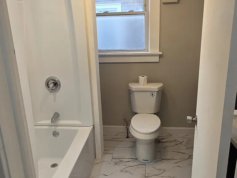 1225 W Osborne St — Photo 5