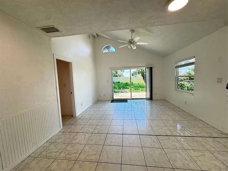 215 Fernwood St — Photo 11