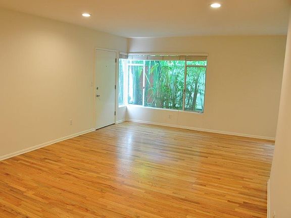 3rd image of 2429 N Beachwood Dr APT 3